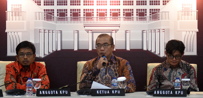 Ketua dan anggota KPU RI umumkan DCS (Indonesia Corruption Watch)