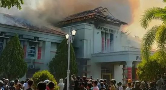 Amukan massa membakar kantor Bupati dan Kantor DPRD Pohuwato (liputan 6)