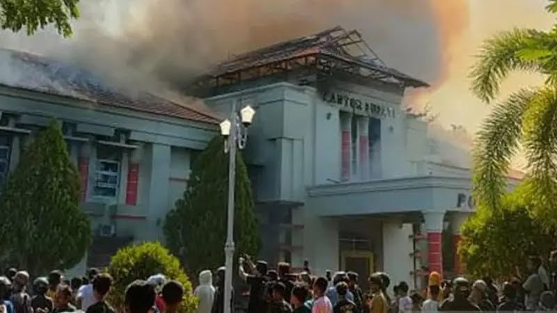Amukan massa membakar kantor Bupati dan Kantor DPRD Pohuwato (liputan 6)