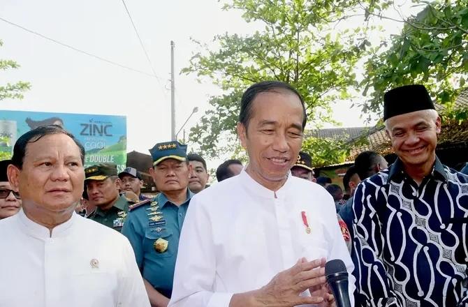Jokowi melakukan blusukan ke Pasar Pekalongan bersama Prabowo Subianto dan Ganjar Pranowo. (Dok: Biro Pers Sekretariat Presiden)