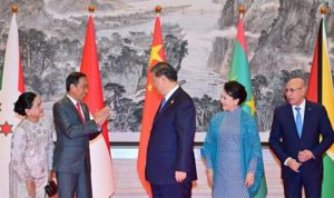 Presiden Joko Widodo dan Ibu Iriana bertemu dengan Presiden Xi Jinping dan Madam Peng Liyuan jelang jamuan santap siang bersama di Hotel Jinniu, Chengdu, Republik Rakyat Tiongkok (RRT), Jumat, 28 Juli 2023 (Foto: Biro Pers Sekretariat Presiden)