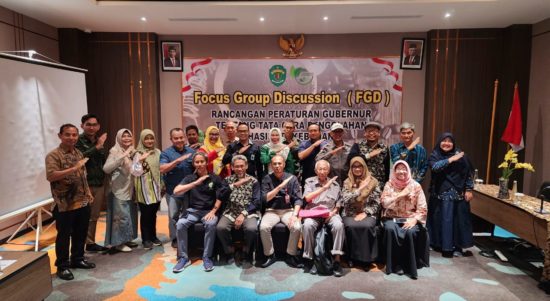 Focus Group Discussion terkait Ranpergub tentang Tata Cara Pengolahan Hasil Perkebunan bersama Dewan pakar, kemenkumham, biro hukum, disperindagkop, Forum Perkebunan Berkelanjutan, Biro ekonomi di Kalimantan Timur (dok: Disbun Kaltim)