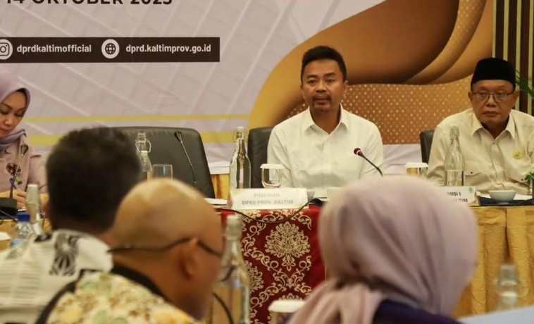 Rapat terkait optimalisasi dan sinkronisasi kinerja Dewan Perwakilan Rakyat Daerah (DPRD) Kaltim yang dipimpin oleh Ketua Komisi I DPRD Kaltim Baharuddin Demmu (dprdkaltim)