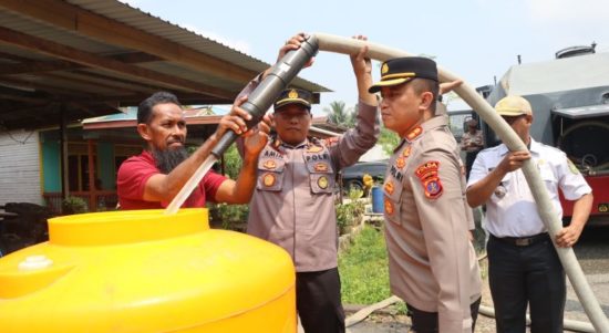 Polres Berau lakukan aksi salurkan air bersih dan bakti sosial (polresberau)