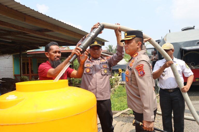 Polres Berau lakukan aksi salurkan air bersih dan bakti sosial (polresberau)