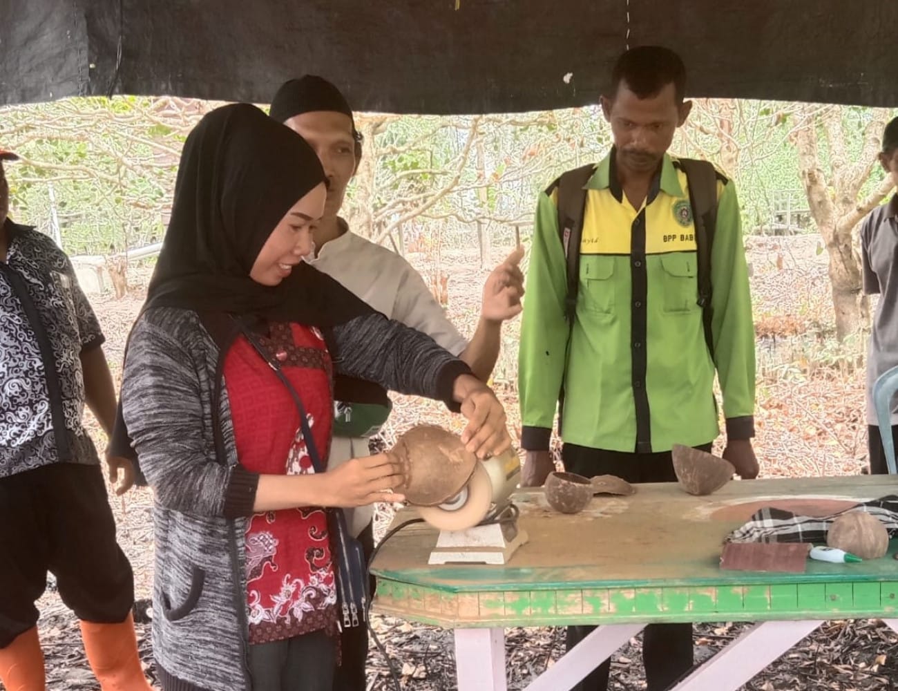 Dinas Perkebunan Kaltim lakukan pelatihan pengolahan limbah tempurung kelapa (Dok. Disbunkaltim)