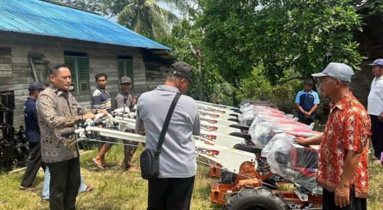 Wakil Ketua DPRD Kaltim, Seno Aji menyerahkan bantuan traktor kepada kelompok tani (dok: Pribadi)