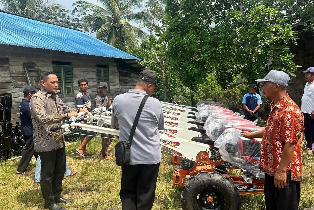 Wakil Ketua DPRD Kaltim, Seno Aji menyerahkan bantuan traktor kepada kelompok tani (dok: Pribadi)