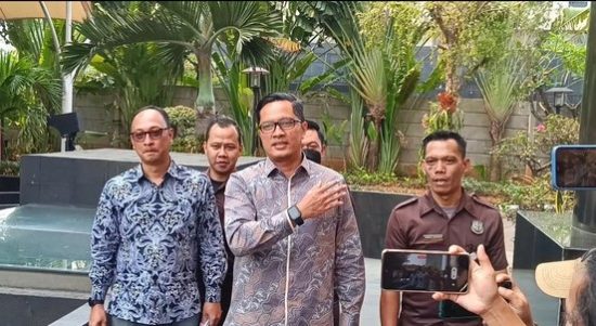 Febri Diansyah dan Rasamala Aritonang tiba di gedung Merah Putih KPK. Mereka dipanggil oleh KPK sebagai saksi kasus korupsi yang terjadi di Kementan (Detiknews)