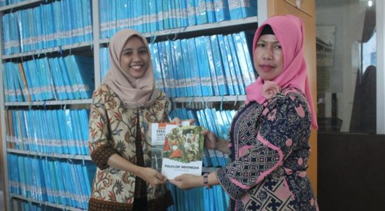 Penyerahan buku di Dinas Perpustakaan dan Kearsipan Provinsi Kalimantan Timur (DPK Kaltim)