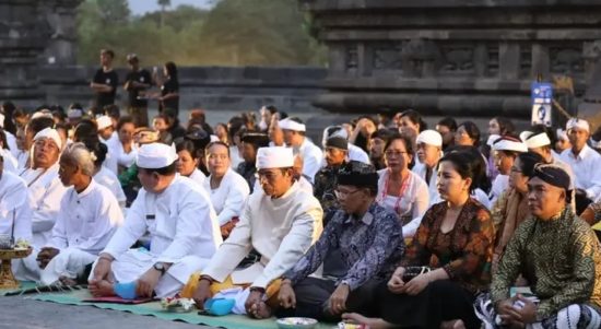 Umat Hindu menggelar aksi solidaritas dan doa bersama untuk Palestina di Candi Prambanan, Yogyakarta (Foto: Kemenag)