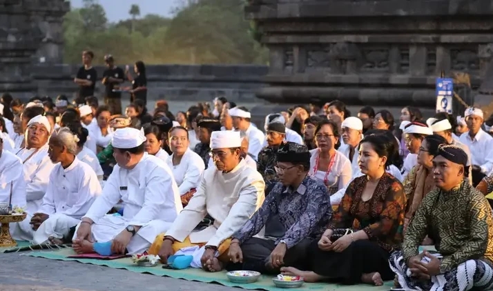 Umat Hindu menggelar aksi solidaritas dan doa bersama untuk Palestina di Candi Prambanan, Yogyakarta (Foto: Kemenag)