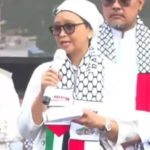 Pakai Outfit dan Turban Putih, Menlu Retno Marsudi Baca Puisi Buatannya di Aksi Bela Palestina (dok: Youtube OFFICIAL TVMUI)