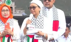 Pakai Outfit dan Turban Putih, Menlu Retno Marsudi Baca Puisi Buatannya di Aksi Bela Palestina (dok: Youtube OFFICIAL TVMUI)