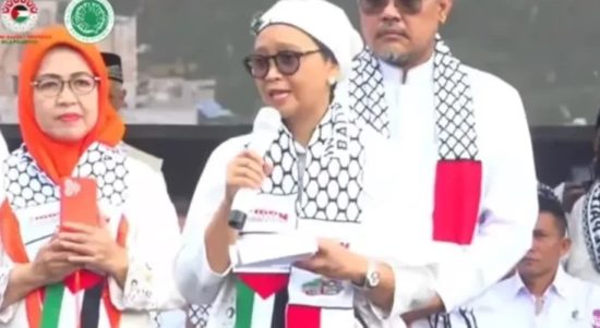 Pakai Outfit dan Turban Putih, Menlu Retno Marsudi Baca Puisi Buatannya di Aksi Bela Palestina (dok: Youtube OFFICIAL TVMUI)