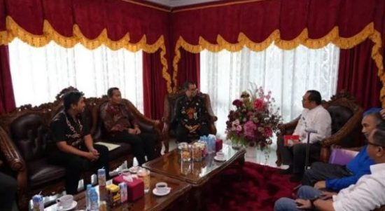 Audiensi Wakil Rektor IV Unmul Nataniel Dengen, di Ruang Tamu Rumah Dinas Gubernur Kaltim (dok: Riyandi)