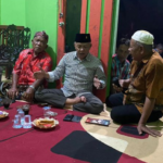 Wakil Ketua DPRD Kaltim Muhammad Samsun saat berbincang dengan warga Bukit Biru, Tenggarong (dok: Pribadi)