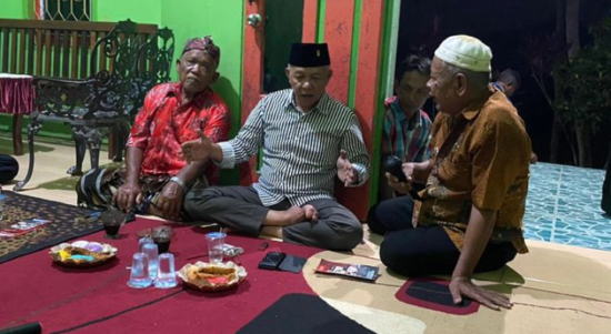 Wakil Ketua DPRD Kaltim Muhammad Samsun saat berbincang dengan warga Bukit Biru, Tenggarong (dok: Pribadi)
