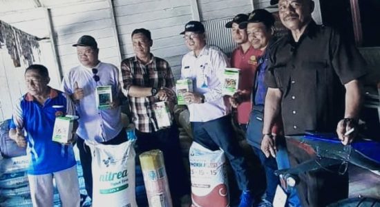 Bantuan kepada kelompok Tani Nuansa Makmur Jaya, Desa Jembayan, Kecamatan Loa Kulu