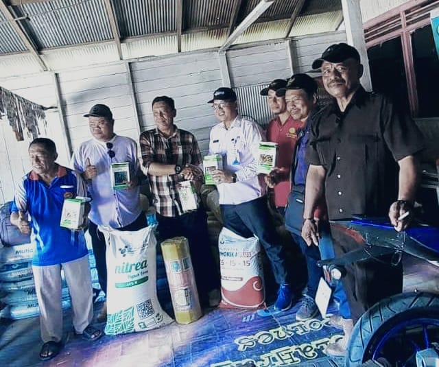 Bantuan kepada kelompok Tani Nuansa Makmur Jaya, Desa Jembayan, Kecamatan Loa Kulu