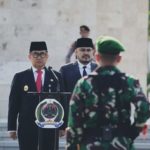 Penjabat Gubernur Kalimantan Timur Akmal Malik dalam Upacara Peringatan Hari Pahlawan ke-78 di Taman Makam Pahlawan Kesuma Bangsa, Samarinda (foto: @ditjenotda)