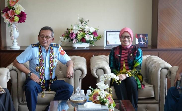 Deputi Pendidikan Pimpinan Tingkat Nasional Lemhannas RI Marsda TNI Andi Heru Wahyudi dan Sekretaris Daerah Kalimantan Timur Sri Wahyuni (dok: provkaltim)