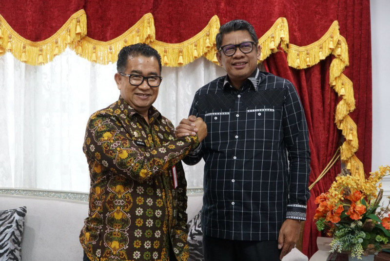 Penjabat Gubernur Kalimantan Timur Akmal Malik dikunjungi Wali Kota Bontang Basri Rase di Rumah Jabatan Gubernur Kaltim, Jalan Gajah Mada Samarinda, salah satu perbincangannya adalah Buaya Riska (dok: Provkaltim)