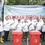 Dinas Kelautan dan Perikanan Provinsi Kalimantan Timur melakukan Gerakan Bersih Pantai di Taman Mangrove kawasan Berbas Pantai bersama ratusan warga
