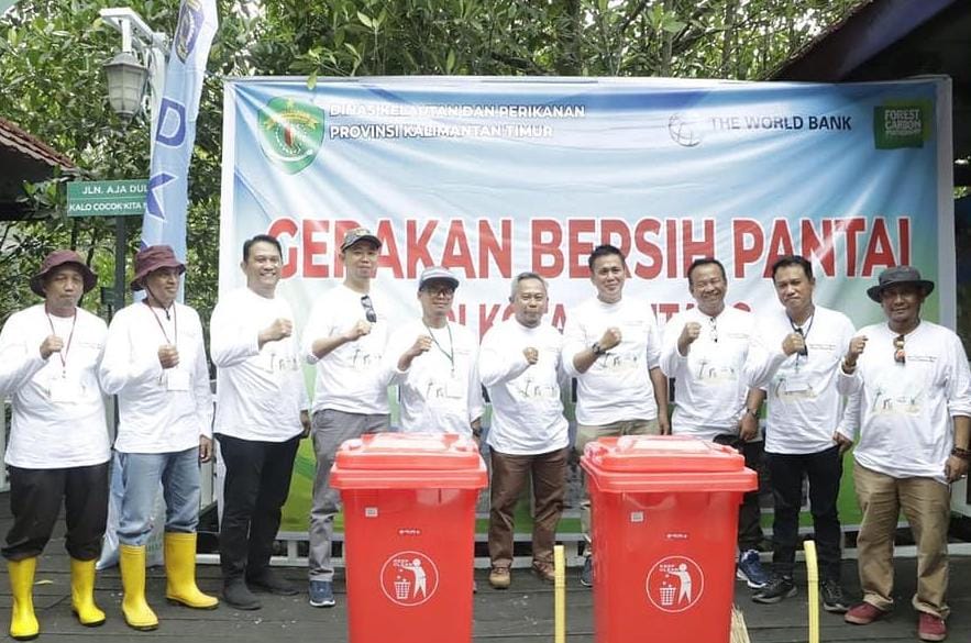 Dinas Kelautan dan Perikanan Provinsi Kalimantan Timur melakukan Gerakan Bersih Pantai di Taman Mangrove kawasan Berbas Pantai bersama ratusan warga