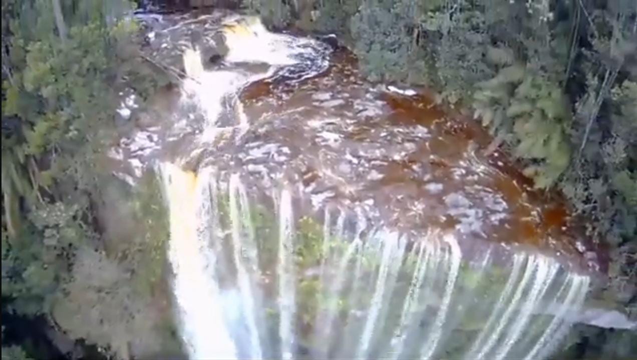 Air Terjun Teh Desa Long Melaham, Kabupaten Mahakam Ulu. (tangkapanlayar/Youtube/Muhammad Nasir Amat)