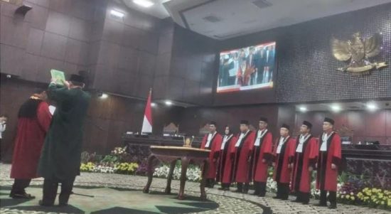 Hakim Konstitusi Suhartoyo saat membacakan sumpah dalam pelantikan sebagai ketua Mahkamah Konstitusi periode 2023-2028 di Gedung MK, Jakarta (dok:Antaranews)