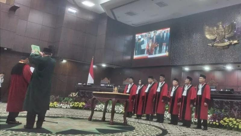 Hakim Konstitusi Suhartoyo saat membacakan sumpah dalam pelantikan sebagai ketua Mahkamah Konstitusi periode 2023-2028 di Gedung MK, Jakarta (dok:Antaranews)