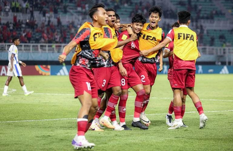 Skuad Timnas Indonesia U-17 merayakan gol Arkhan Kaka ke gawang Panama U-17 di matchday 2 Grup A Piala Dunia U-17 2023 di Stadion Gelora Bung Tomo, Surabaya (dok: Bagaskara Lazuardi)