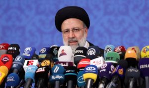 Presiden Republik Islam Iran Ibrahim Raisi saat melakukan konferensi pers di Teheran (dok: Reuters)