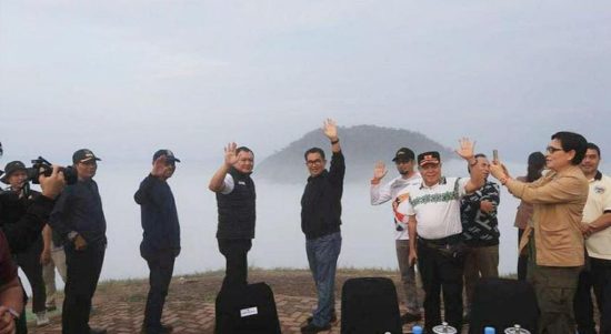 Pj Gubernur Kaltim, Akmal Malik saat mengunjungi Gunung Embun di Kabupaten Paser, Kaltim. (ft/Diskominfo Kaltim)