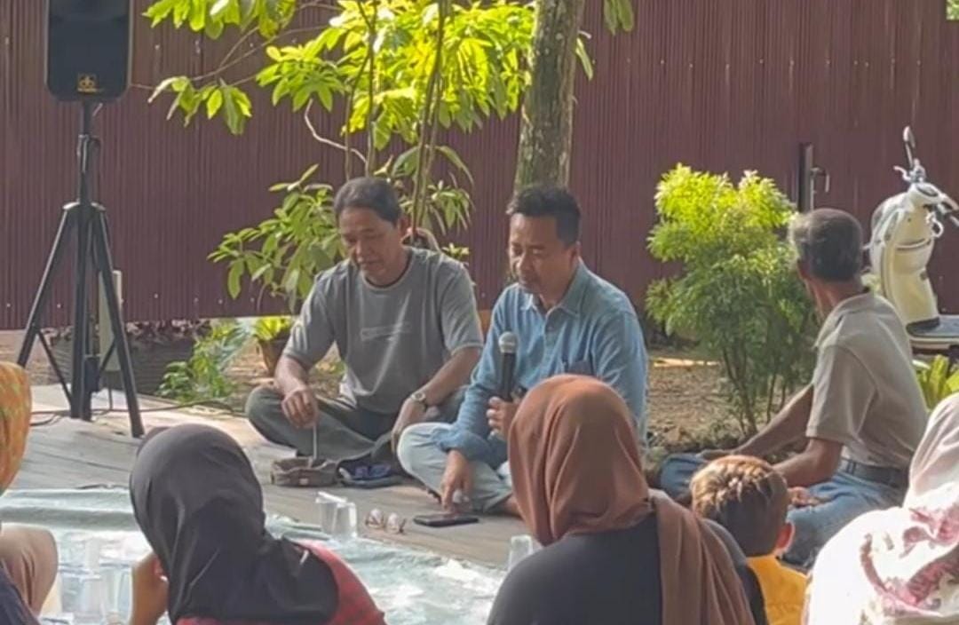 Ketua Komisi I DPRD Kaltim Baharuddin Demmu saat bersilaturahmi dengan warga Desa Bangun Rejo (dok: by Demmu)
