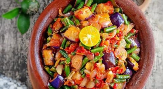 Sambal Raja khas Kutai, Kalimantan Timur disajikan dengan sayur-sayuran dan perasan jeruk nipis yang menggugah selera. (Cookpad.com)