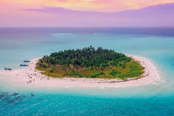 Panorama Pulau Kaniungan di Berau, Kalimantan Timur. (wonderful.destinasi.ina)