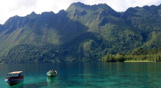 Keindahan Teluk Sulaiman yang bisa bikin wisatawan betah. (direktori pariwisata)