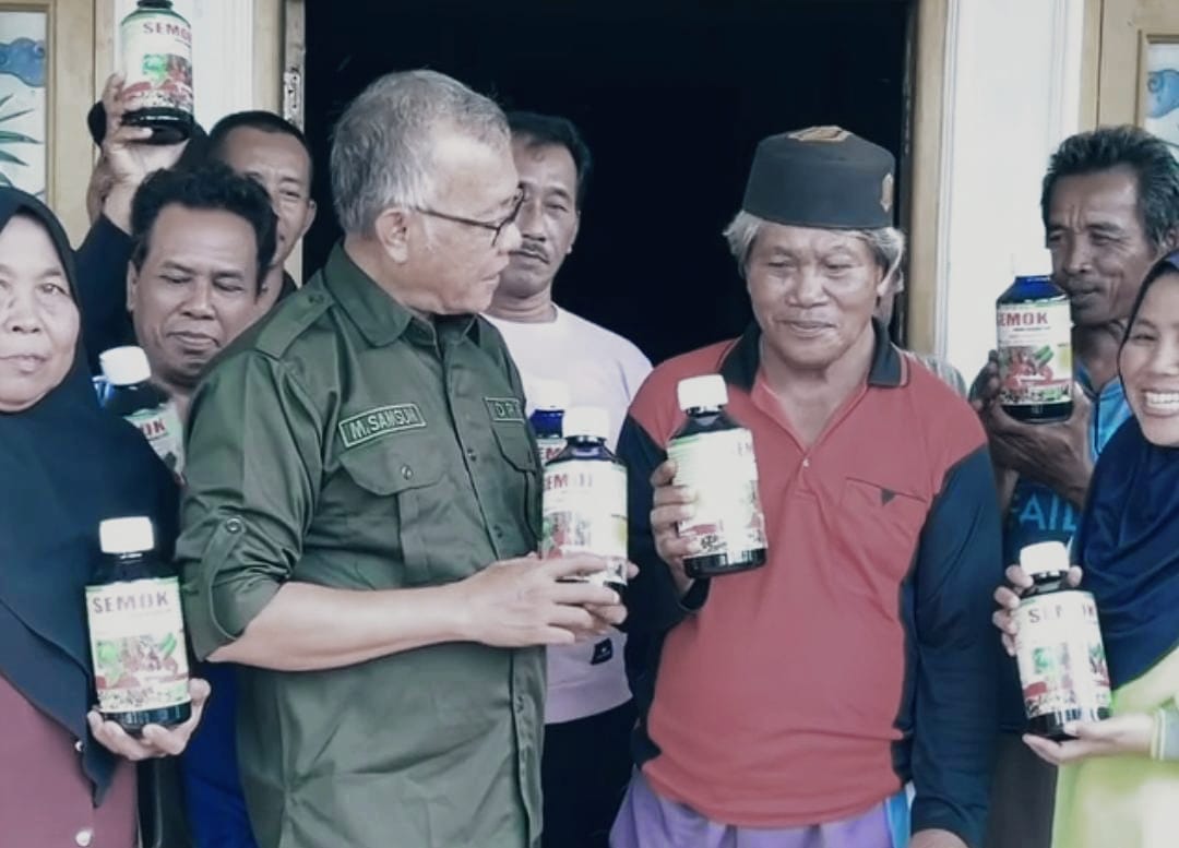 Wakil Ketua DPRD Kalimantan Timur Muhammad Samsun saat menyerahkan bantuan pupuk kepada petani (dok: Seruya)