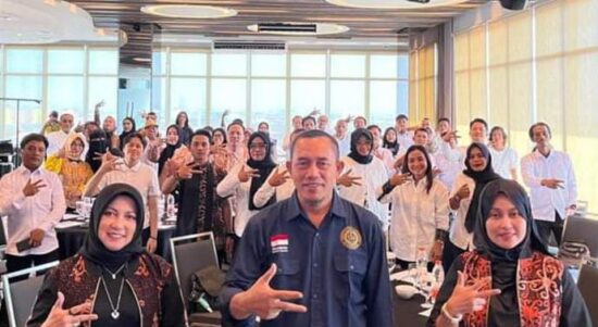 Foto bersama dalam kegiatan Workshop Pengembangan Kemitraan Bagi SDM Pariwisata dan Ekraf yang digelar Dinas Pariwisata Kaltim di Surabaya, 28 Oktober - 1 November 2023.