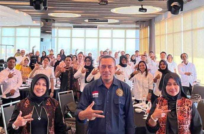 Foto bersama dalam kegiatan Workshop Pengembangan Kemitraan Bagi SDM Pariwisata dan Ekraf yang digelar Dinas Pariwisata Kaltim di Surabaya, 28 Oktober - 1 November 2023.