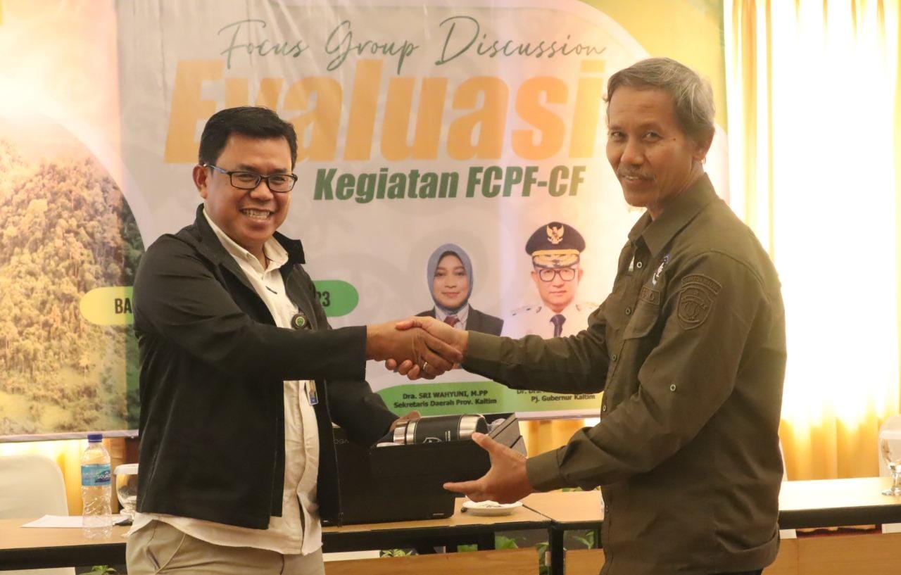 Sekretaris Dinas Perkebunan Kalimantan Timur Surono dalam kegiatan Fogus Group Discussion Evaluasi Kegiatan FCPF-CF