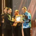 Kepala Dinas Komunikasi dan Informatika Kalimantan Timur Muhammad Faisal saat menerima penghargaan di Jakarta (dok: instagram/faisal_samarinda)