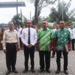 Kepala Dinas Perkebunan Kalimantan Timur, Ahmad Muzakkir bersama Purna Tugas Disbun. (dok. Disbunkaltim)