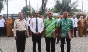 Kepala Dinas Perkebunan Kalimantan Timur, Ahmad Muzakkir bersama Purna Tugas Disbun. (dok. Disbunkaltim)