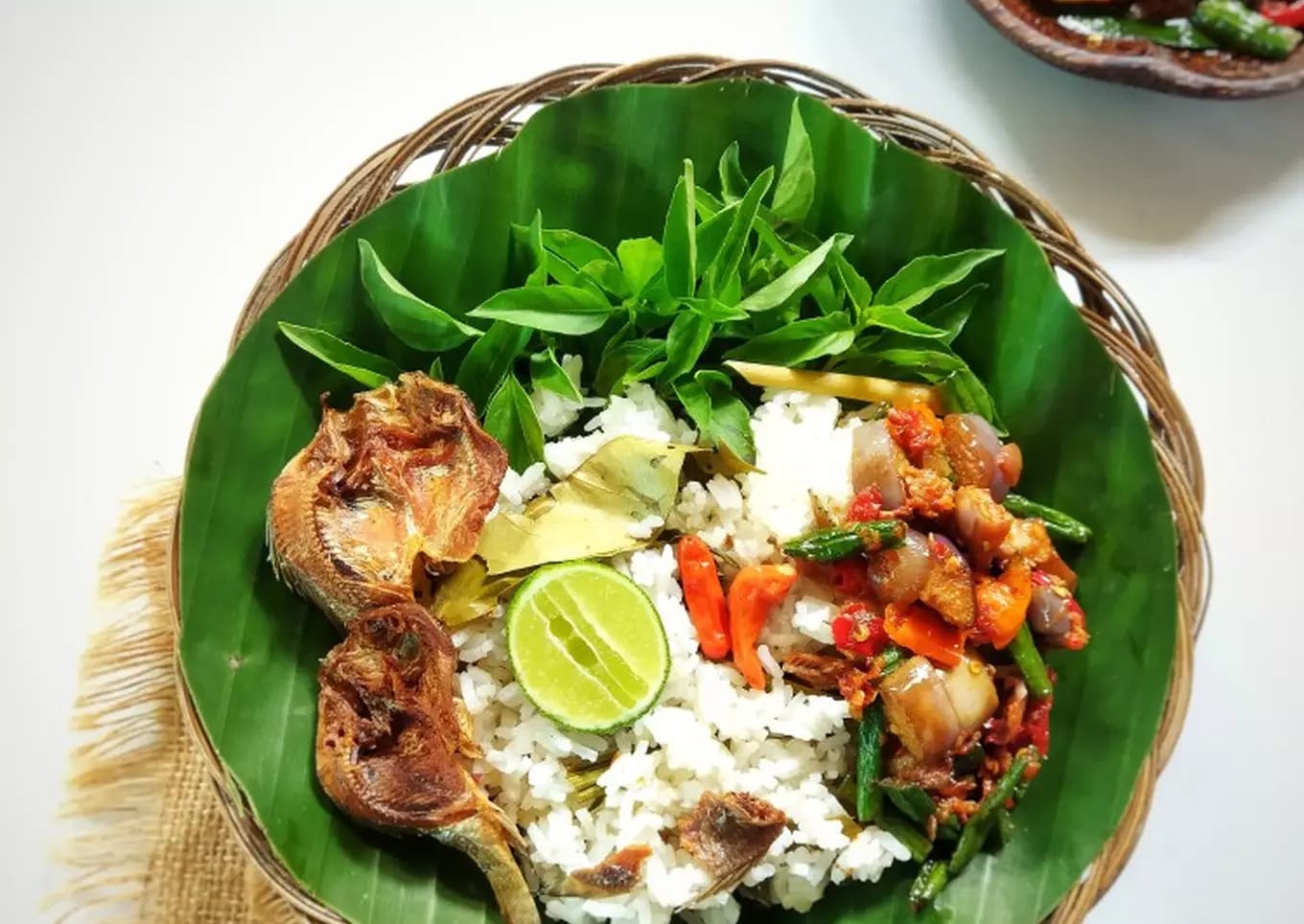Nasi Bekepor Khas Kalimantan Timur disuguhkan dengan Sambal Raja Kutai. (Cookpad)