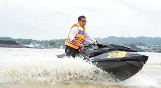 Pj Gubernur Kaltim, Akmal Malik susuri pesona Sungai Mahakam dengan Jetsky, Minggu (26/11). (ig/pemprov_kaltim)