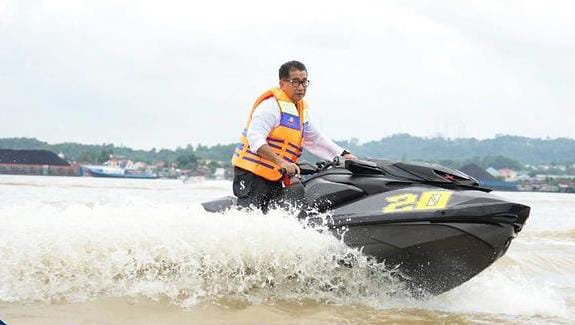 Pj Gubernur Kaltim, Akmal Malik susuri pesona Sungai Mahakam dengan Jetsky, Minggu (26/11). (ig/pemprov_kaltim)
