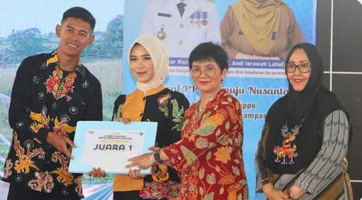 Juara I Lomba Fashion Batik Khas PPU dimenangkan oleh Kecamatan Sepaku. (ig/pemkabppu)
